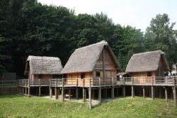 Il villaggio neolitico ricostruito al Museo delle Palafitte di Molina di Ledro in Trentino. I resti delle costruzioni dell'età del bronzo sono stati dichiarati Patrimonio dell'Umanità ...