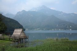 Il panorama del Lago di Ledro e una palaffitta del museo di Molina di Ledro in Trentino
