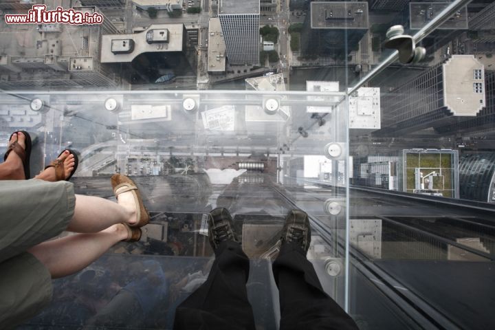 Immagine Il panorama vertiginoso che  si ammira dai baconi The Ledge Willis Tower Chicago