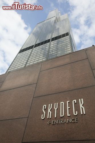 Immagine Ingresso per la salita allo Skydeck della grande Willis Tower il grattacielo più alto di Chicago - © Papa Bravo / Shutterstock.com