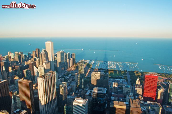 Immagine Il panorama della città e il lago Michigan come si possono ammirare dallo Skydeck della Willis Tower di Chicago - © Naeblys / Shutterstock.com