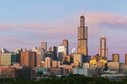 La Skyline di Chicago al tramonto: tra i grattacieli domina la Willis Tower, famosa per la sua piataforma d'osservazione Skydeck e i suoi balconi in vetro THe Ledge, adrenalina pura per ...