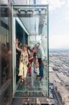 Alcuni turisti provano The Ledge uno dei tre baconi in vetro della Willis Tower, con panorama vertiginoso sulla città - © Julien Hautcoeur / Shutterstock.com 