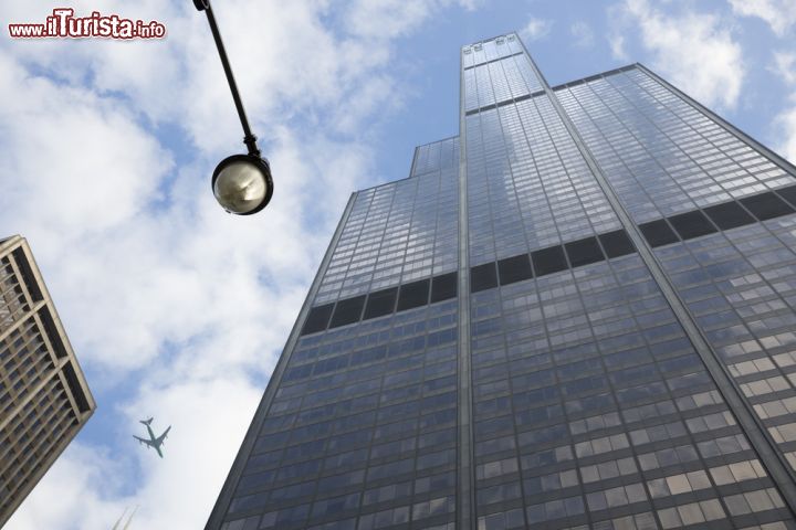 Immagine Una vista da basso della Willis Tower il grattacielo più alto di Chicago - © Papa Bravo / Shutterstock.com