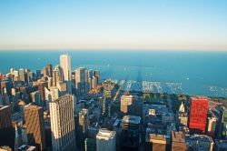 Il panorama della città e il lago Michigan come si possono ammirare dallo Skydeck della Willis Tower di Chicago - © Naeblys / Shutterstock.com 