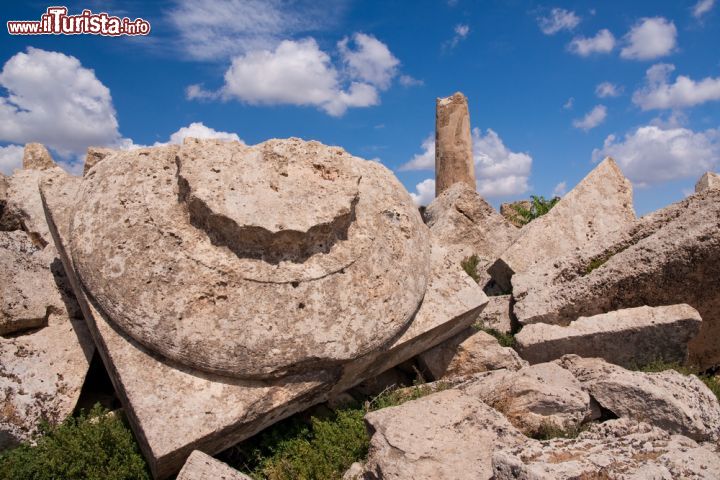 Immagine Le rovine con un capitello dorico a Selinunte, Sicilia