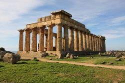 Belllissimo tempio dorico: siamo negli scavi di Selinunte, in Sicilia