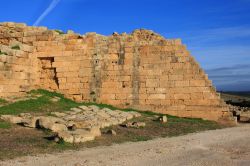Imponenti ed antiche mura nel Parco Archeologico di Selinunte, Sicilia