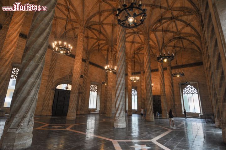 Immagine Interno gotico del palazzo del mercato della seta di Valencia, Spagna - © s74 / Shutterstock.com