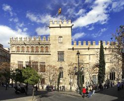 La facciata del palazzo gotico di Lonja de la seda, l'antico mercato della seta di Valencia in Spagna