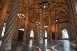 Interno gotico del palazzo del mercato della seta di Valencia, Spagna - © s74 / Shutterstock.com 