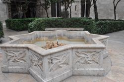 Una fontana del giardino del palazzo Lonja de la Seda a Valencia - © s74 / Shutterstock.com 