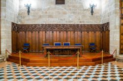 Una sala all'interno del palazzo gotico del mercato della seta di Valencia - © pavel dudek / Shutterstock.com 