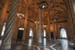 Interno gotico del palazzo del mercato della seta di Valencia, Spagna - © s74 / Shutterstock.com 