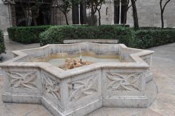 Una fontana del giardino del palazzo Lonja de la Seda a Valencia - © s74 / Shutterstock.com 