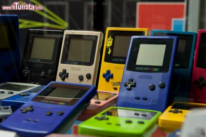 Immagine Anche i Game Boy della Nintendo esposti nella collezione del Vigamus di Roma - © www.vigamus.com