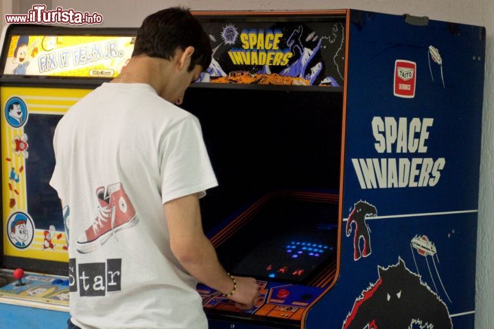 Immagine Space Invaders, lo storico gioco è uno dei pezzi forti in mostra al VIGAMUS di Roma - © www.vigamus.com