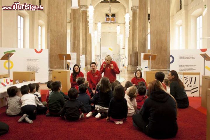 Immagine I bambini seguono una lezione in un laboratorio del MUBA di Milano - © Elena Valdre / www.muba.it