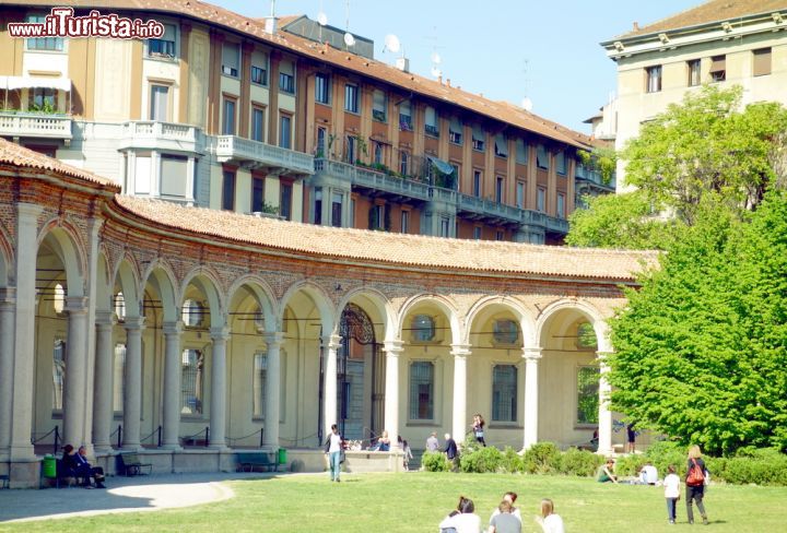 Immagine La Rotonda della Besana e il giardino all'esterno del MUBA di Milano  - © ValeStock / Shutterstock.com