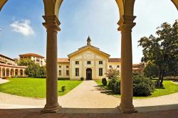 Cortile interno della Rotonda della Besana di Milano. Qui si troba il MUBA il Museo dei Bambini - © Elena Valdre / www.muba.it