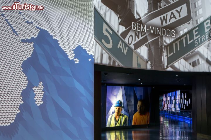 Immagine Global Welcome Center and Voices, un  tabellone sul quale scorrono messaggi di bevenuto in dieci lingue differenti per i visitatori del One World Trade Center