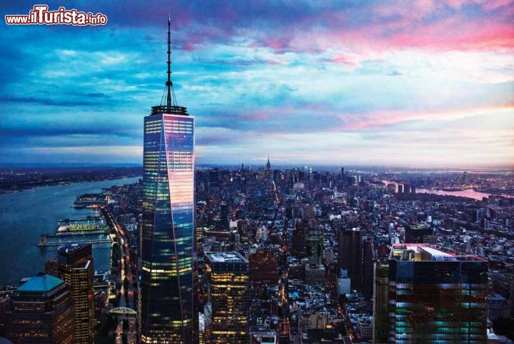 Immagine La Freedom Tower al tramonto, il One World Trade Center ha riportato la skyline di New York City al fascino pre attentati dell' 11 settembre 2001