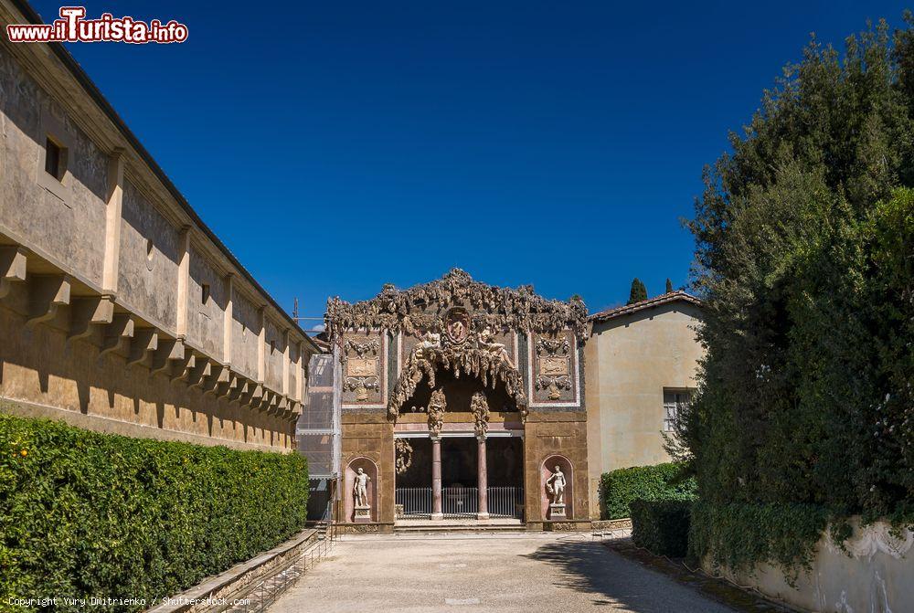 Immagine Esterno della Grotta del Buontalenti nei giardini Boboli, Firenze, Italia. Un ampio ingresso fra due colonne sormontate da architrave accoglie i visitatori in quest'opera capolavoro dell'architettura e della cultura manierista - © Yury Dmitrienko / Shutterstock.com