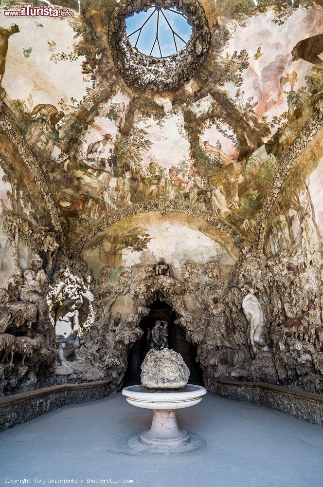 Immagine Interno della Grotta del Buontalenti nei giardini Boboli, Firenze, Italia. Iniziata da Giorgio Vasari, fu poi costruita da Bernardo Buontalenti (a cui si deve il nome) che fra il 1583 e il 1593 si occupò della sua costruzione su incarico di Francesco I° de' Medici - © Yury Dmitrienko / Shutterstock.com