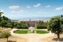 Il giardino di Boboli a Firenze, Italia. Questo meraviglioso parco verde creato dai Medici divenne un esempio di "giardino all'italiana", modello per molte altre corti europee.



 ...