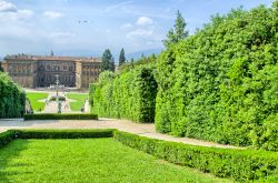 Turisti in visita al giardino di Boboli di Firenze in una giornata di sole, Italia. Si tratta di uno dei più celebri lavori di arte paesaggistica del XVI° secolo - © pisaphotography ...