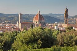 Una veduta di Firenze dai giardini Boboli, Italia. Da questo incantevole parco cittadino si può ammirare un panorama a 360° sulla città e sulla cattedrale di Santa Maria del ...