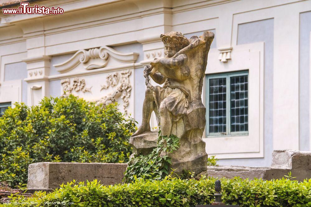 Immagine Scultura nei giardini Boboli di Palazzo Pitti, Firenze, Italia. Per abbellire questo parco che per 4 secoli ha accolto i granduchi di Toscana vennero installate fontane, statue e decorazioni di ogni genere - © Nick_Nick / Shutterstock.com