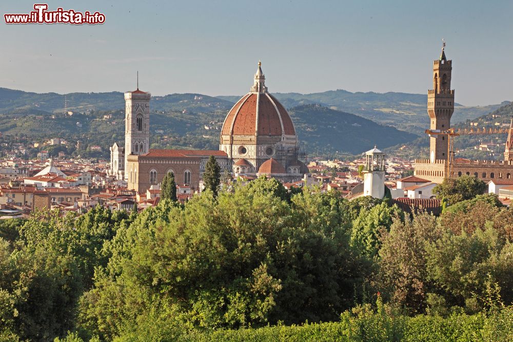 Immagine Una veduta di Firenze dai giardini Boboli, Italia. Da questo incantevole parco cittadino si può ammirare un panorama a 360° sulla città e sulla cattedrale di Santa Maria del Fiore.