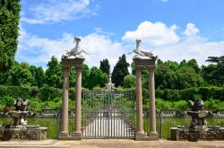 Ingresso ai giardino di Boboli a Firenze, Italia. All'area verde si può accedere tramite 4 ingressi: il portone centrale di Palazzo Pitti, Porta Romana, Forte Belvedere e Via Romana.



 ...