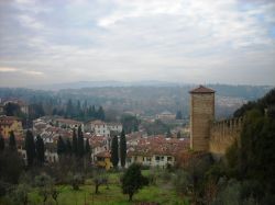 Vista panoramica della città di Firenze e del paesaggio toscano dalla cima dei giardini Boboli, Italia. Nonostante la nuvolosa giornata invernale, lo scorcio paesaggistico che si può ...