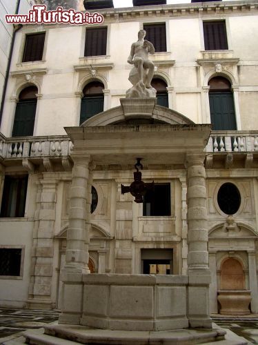 Immagine Il cortile interno e un antico pozzo a Cà Pesaro, la sede  della Galleria Internazionale d'Arte Moderna e il Museo d'arte Orientale di Venezia - © GFDL con disclaimer - Wikipedia