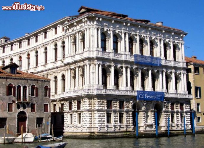 Immagine Navigazione sul Canal Grande di fronte alla facciata del Palazzo di Cà Pesaro - © CC BY-SA 3.0 - Wikipedia