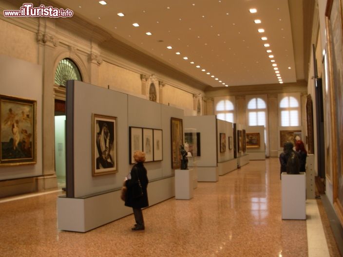 Immagine La Galleria Internazionale d'Arte Moderna di Venezia, all'interno di Cà Pesaro sul Canal Grande a Venezia. La struttura ospita anche il museo d'Arte Orientale - © Godromil - Wikipedia