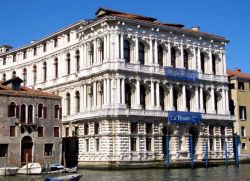 Navigazione sul Canal Grande di fronte alla facciata del Palazzo di Cà Pesaro - © CC BY-SA 3.0 - Wikipedia