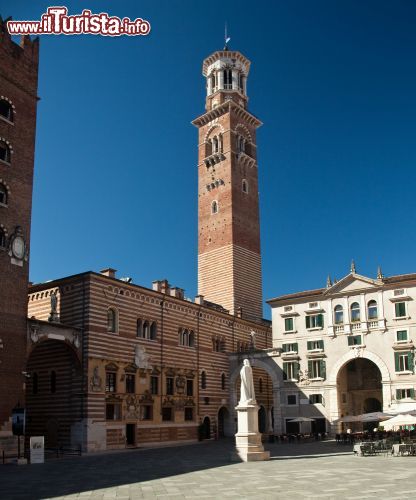 Immagine La torre medievale dei Lamberti fotografata da Piazza Signori in centro a Verona