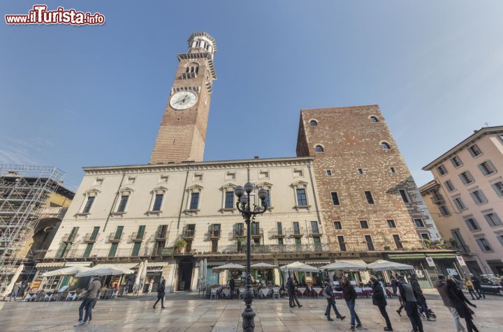 Immagine Piazza delle Erbe a Verona con la Torre dei Lamberti e il Municipio - © Cortyn / Shutterstock.com