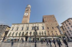 Piazza delle Erbe a Verona con la Torre dei Lamberti e il Municipio - © Cortyn / Shutterstock.com 
