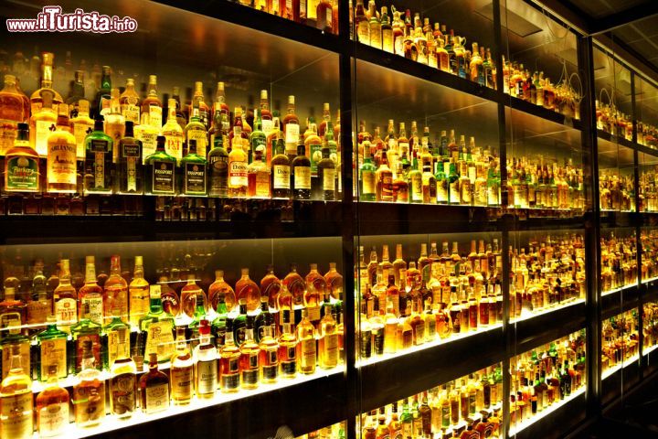 Immagine La monumentale collezione di Wiskey della Scotch Whisky Experience a Edimburgo - © Nataliya Hora / Shutterstock.com