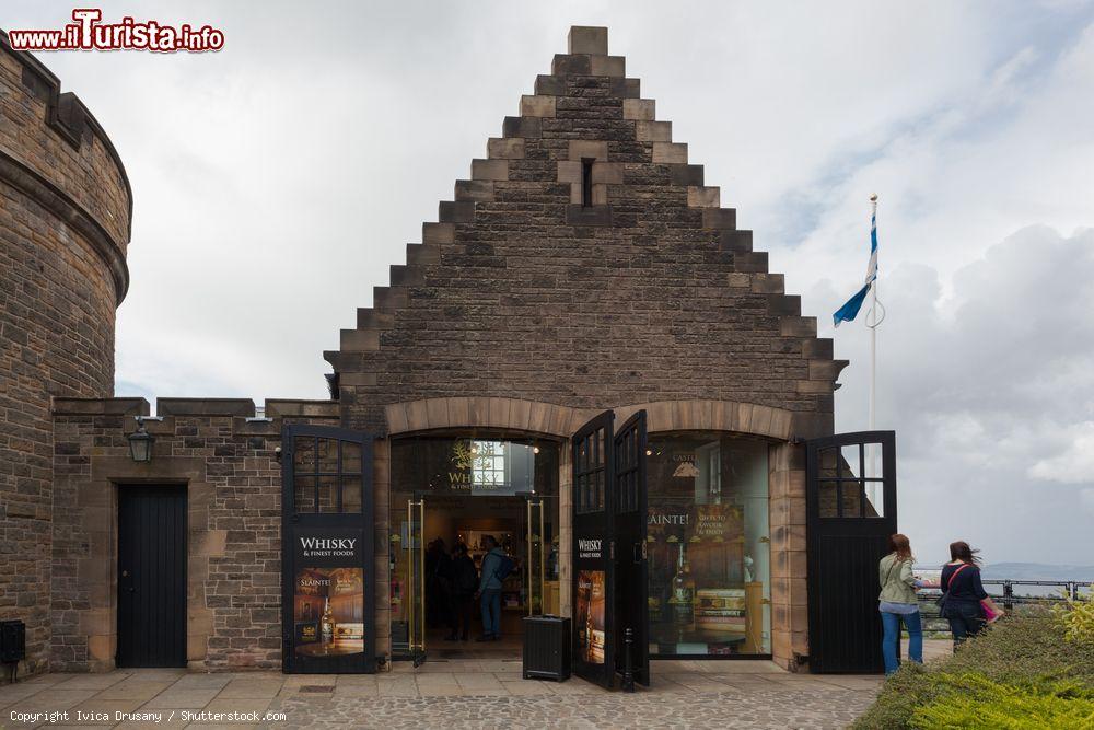 Immagine L'edificio a fianco del Castello di Edimburgo che ospita la Scotch Whisky Experience, la più grande collezzione al monfo per questo tipo di bevanda - © Ivica Drusany / Shutterstock.com