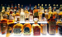 Degustazioni di Whiskey presso la Scotch Whisky Experience di Edimburgo, dove potete ammirare la più grande raccolta di bottiglie di whisky al mondo - © Songquan Deng  / ...