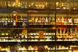 Un particolare della collezione di Whisky vicino al Castello di Edimburgo- © Nataliya Hora / Shutterstock.com