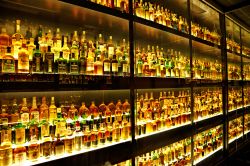 La monumentale collezione di Wiskey della Scotch Whisky Experience a Edimburgo - © Nataliya Hora / Shutterstock.com