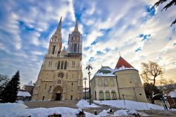 Nevicata sulla città alta di Zagabria e la sua Cattedrale
