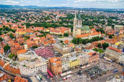 Vista aerea della città alta di Zagabria e la piazza Ban Jelacic con il suo famoso mercato, il Dolac - © OPIS Zagreb / Shutterstock.com