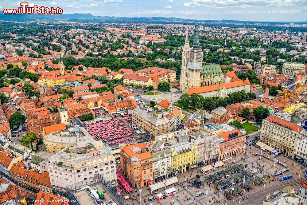 Immagine Vista aerea della città alta di Zagabria e la piazza Ban Jelacic con il suo famoso mercato, il Dolac - © OPIS Zagreb / Shutterstock.com